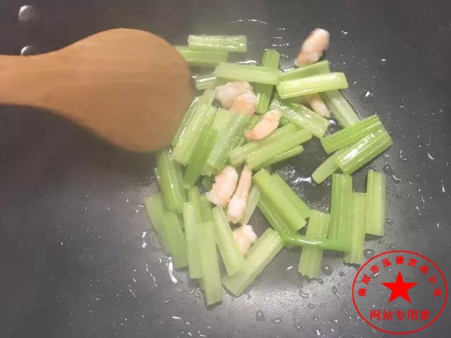 介紹幾個(gè)蝦做的催乳菜。坐月子應(yīng)該怎么吃？社旗月嫂培訓(xùn)哪家好？